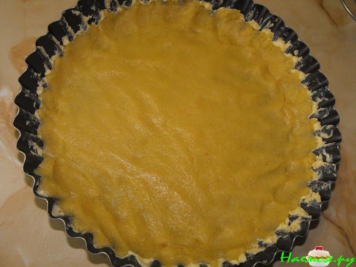 Открытый вишневый пирог с миндалем