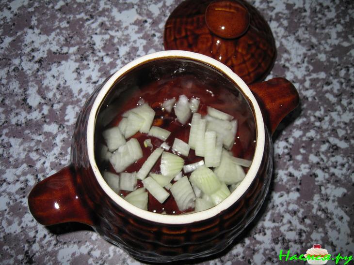 Жаркое с котлетой в горшочке