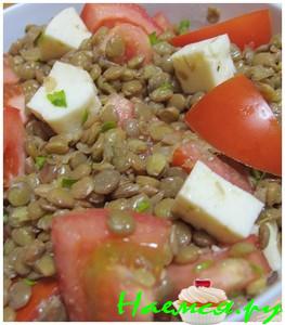 Салат с чечевицей и помидорами