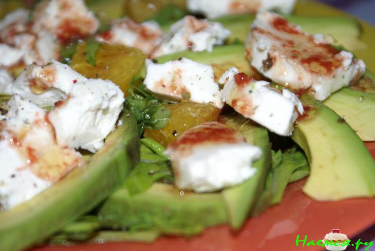 Салат с козьим сыром, авокадо и апельсином