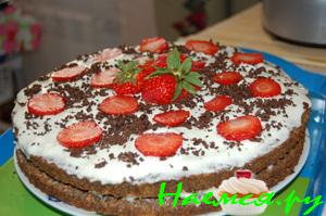 Торт маковый с клубникой