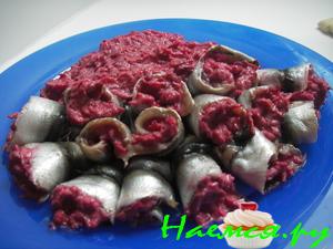 Рулетики из кильки со свекольным салатом