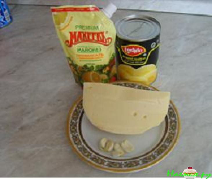 Салат из ананасов с сыром