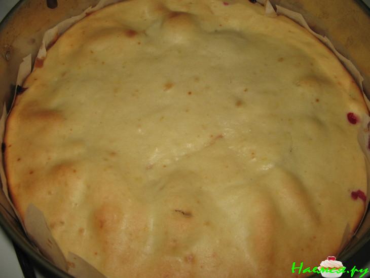 Пирог со сливой и красной смородиной