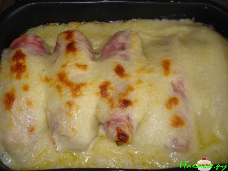 Цикорный салат с ветчиной под сырной корочкой