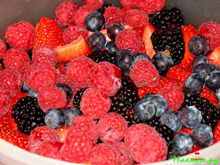 Саварин со свежими ягодами