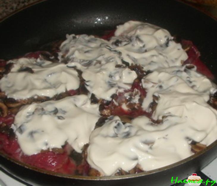 Мясо не по-французски с шампиньонами и сыром