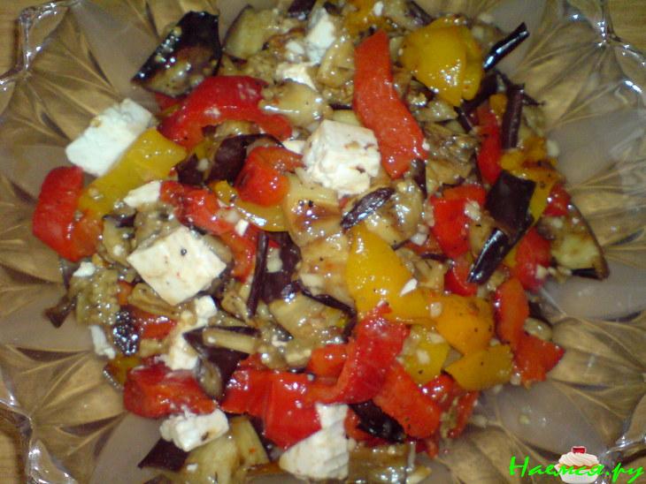 Салат из запеченный перчиков и баклажана