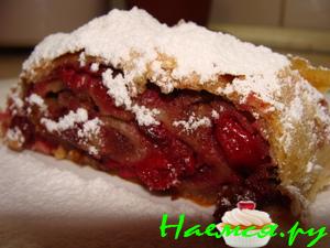 Вишневый штрудель с орехами