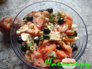 Салат из помидор с моцареллой и маслинами Салат из помидор с моцареллой и маслинами