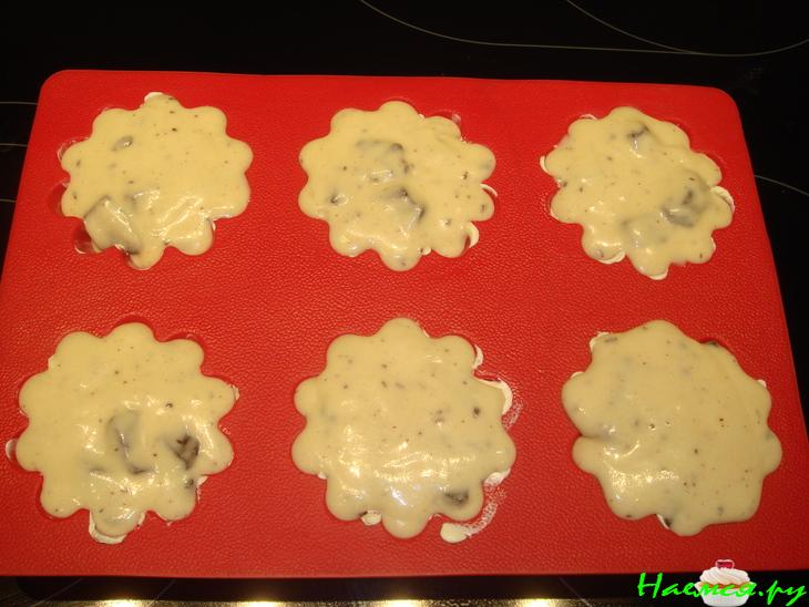 Маленькие кексы с изюмом