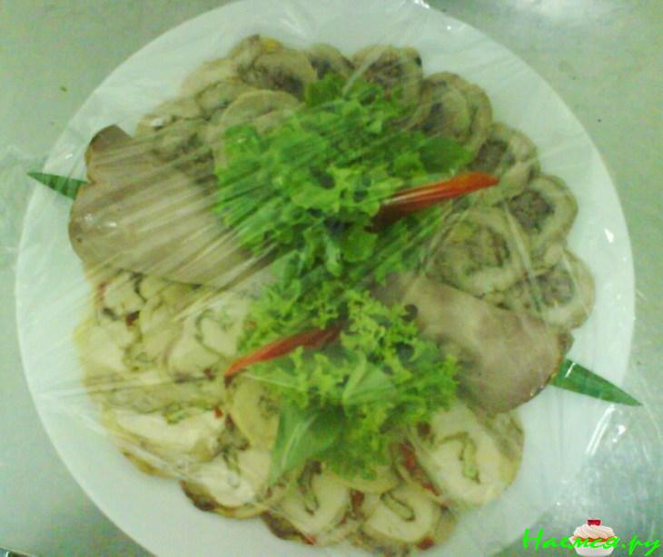 Рулет из курицы с ананасом и сыром