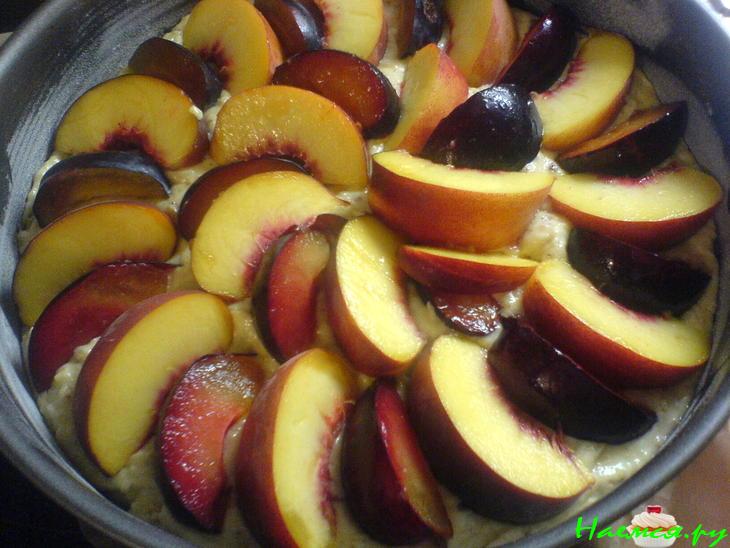 Ореховый пирог со сливами и персиками Ореховый пирог со сливами и персиками