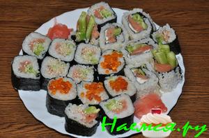 Суши-роллы с красной рыбой, фета, васаби...