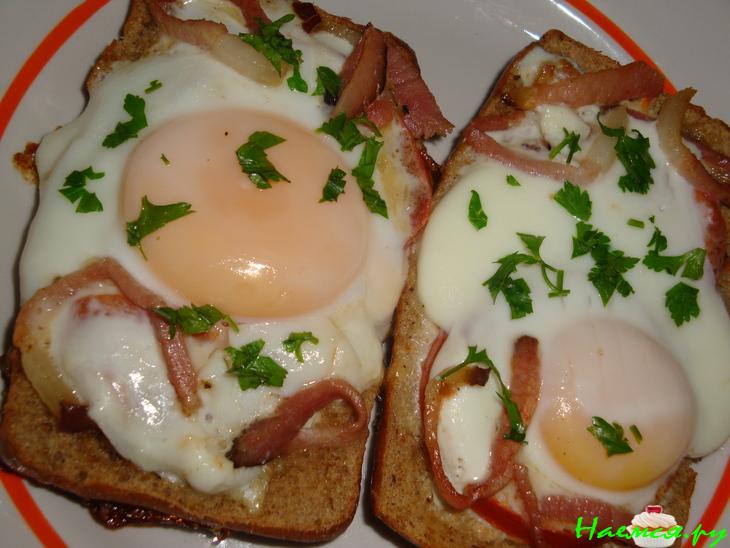 Яичница на хлебе "Много чего"