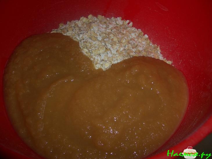 Пирог их овсяных хлопьев с яблочным пюре Пирог их овсяных хлопьев с яблочным пюре