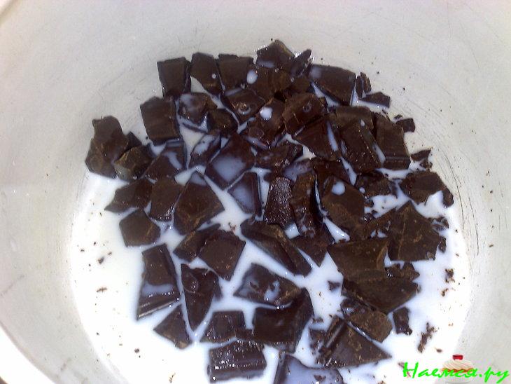 Пирожное в шоколадной глазури с орехами и изюмом