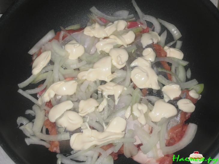 Горбуша под сыро-майонезной и луковой подушкой