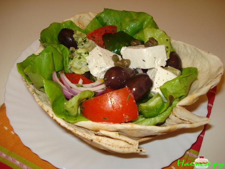 Деревенский салат с огуречным соусом