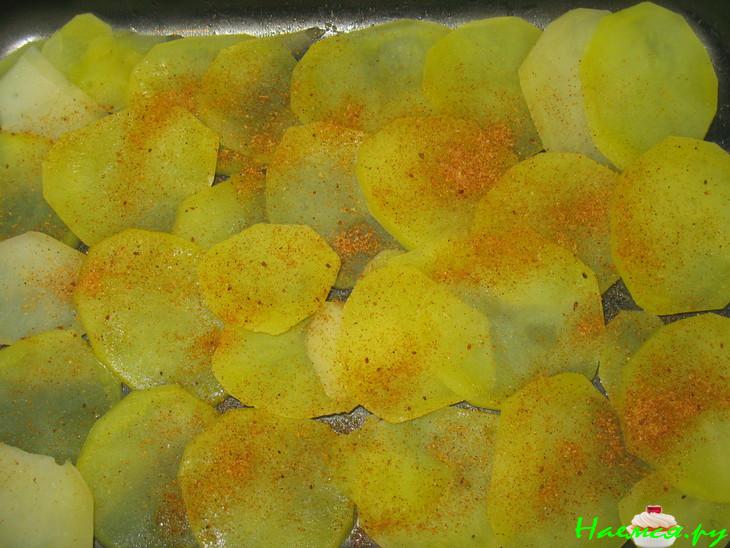 Слоеная запеканка с копченой рыбой