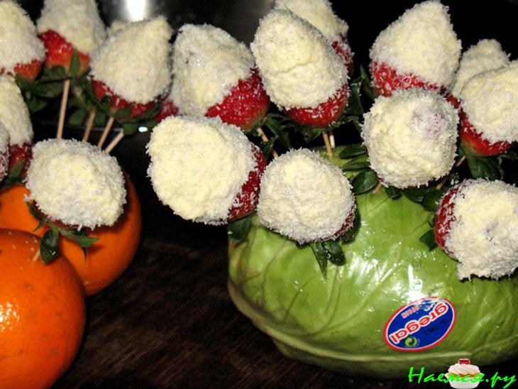 Десерт "Клубника в белой шубке"