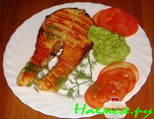 Семга на гриле с соусом из авокадо