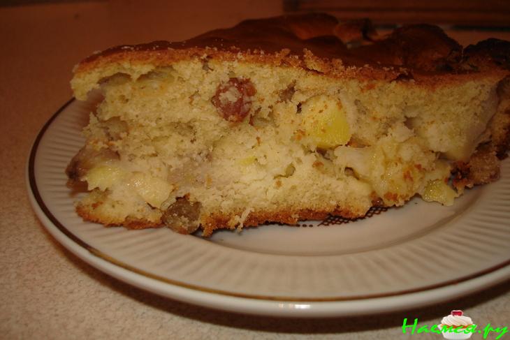 Пирог с изюмом и яблоками
