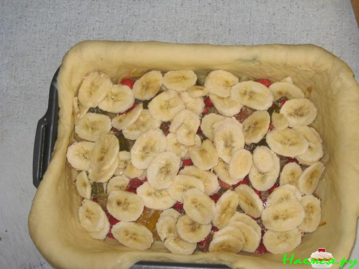 Пирог с земляникой, яблоком, бананом и мармеладом 