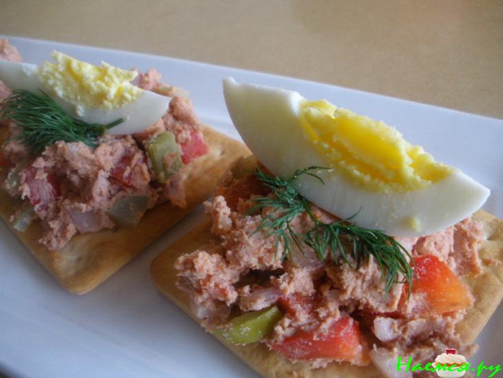 Крекеры-канапе с салатом из ливерной колбасы