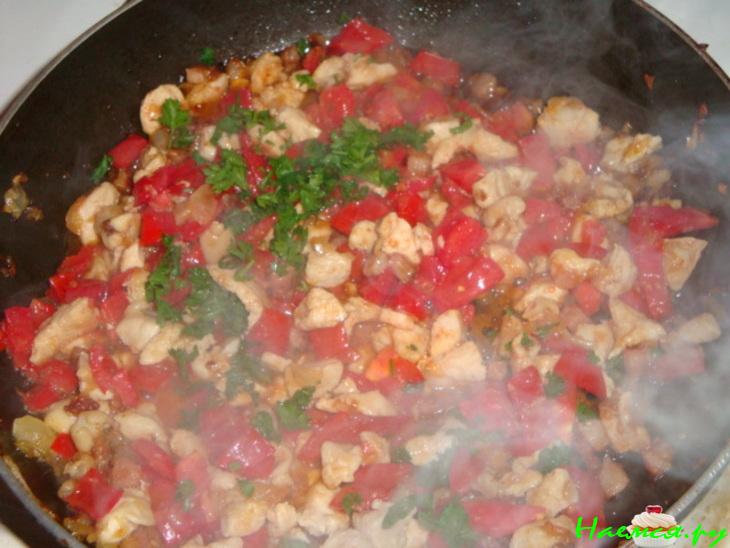 Баклажаны с курицей, салом и помидорами