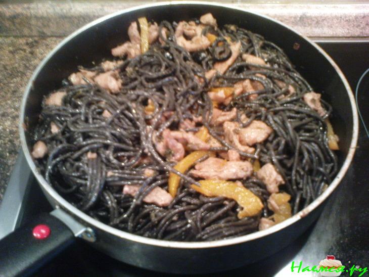 Черная паста с белым соусом