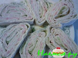 Закусочный рулетик с икрой мойвы Закусочный рулетик с икрой мойвы