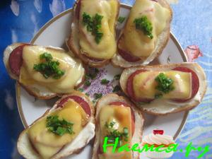 Горячий бутерброд с салями Горячий бутерброд с салями