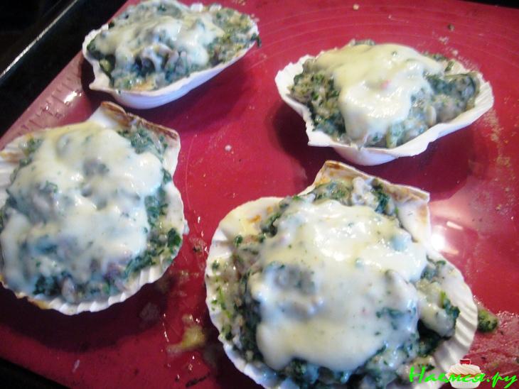 Морской коктейль со шпинатом под соусом бешамель