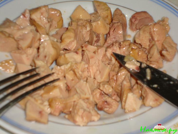 Салат из печени трески с оливками и каперсами