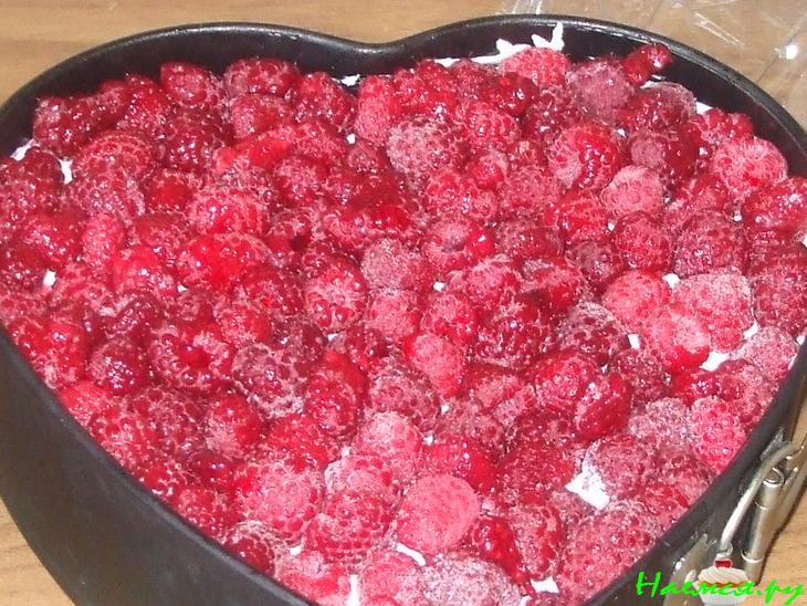 Малиновый бисквитный торт