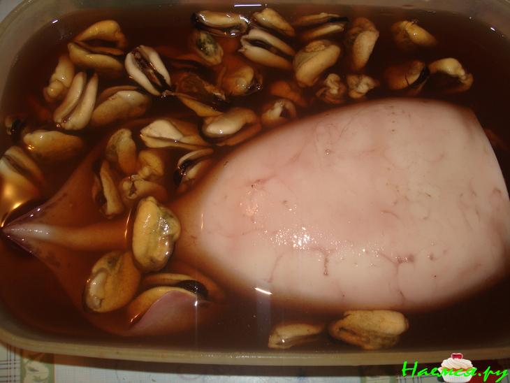 Мидии и кальмары копченые