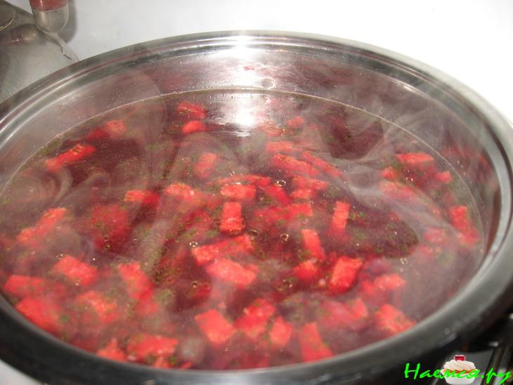 Свекольник с колбаской и грибами