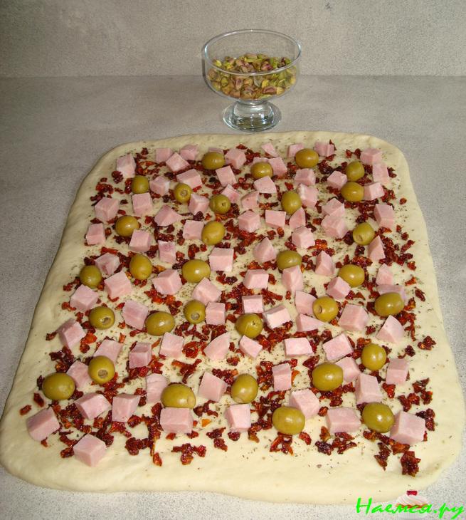 Хлеб с ветчиной и помидорами