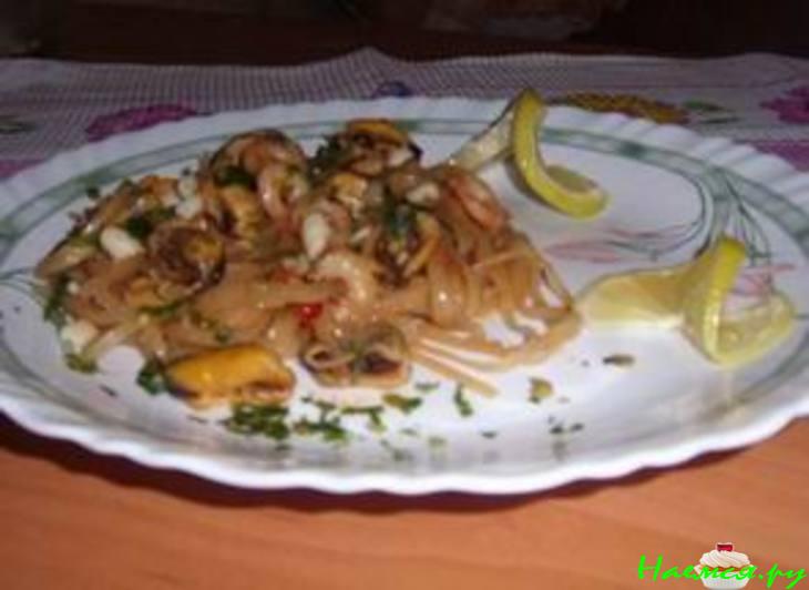 Рисовая лапша с креветками и мидиями