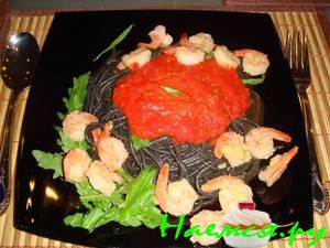 Паста спагетти с чернилами каракатицы и креветками с острым помидорным соусом