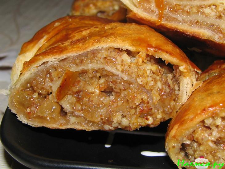 Ореховый рулет с изюмом и абрикосовым ждемом