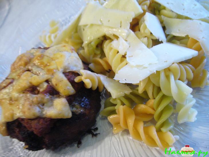 Котлета рубленная, запеченная под томатно-грибным соусом