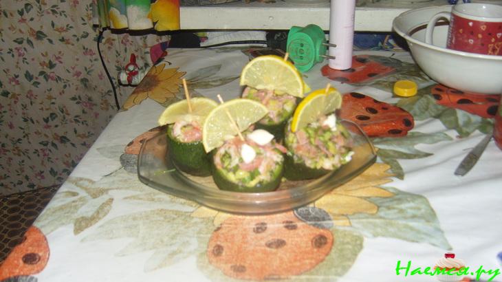 Салат в авокадо "Дары моря" Салат в авокадо "Дары моря"