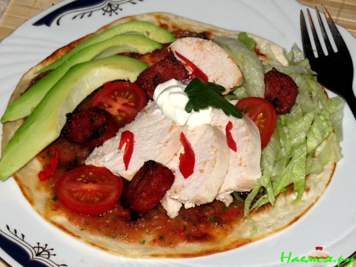 Тостадас с куриной грудкой