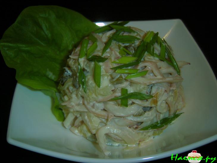 Салат из кальмаров, картофеля и соленых огурцов