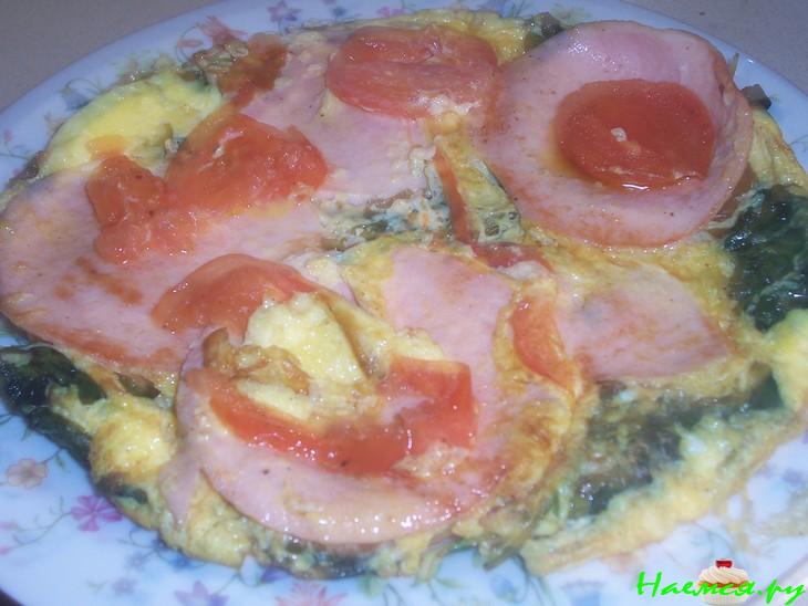 Омлет с шпинатом и колбасой