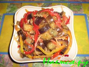 Салат из баклажан с овощами и кунжутом