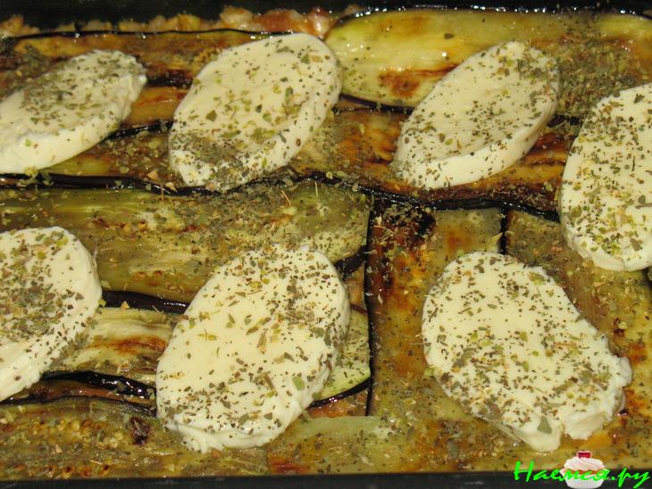 Средиземноморская запеканка из риса с баклажанами