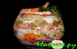 Салат слоеный с шампиньонами и курицей Салат слоеный с шампиньонами и курицей